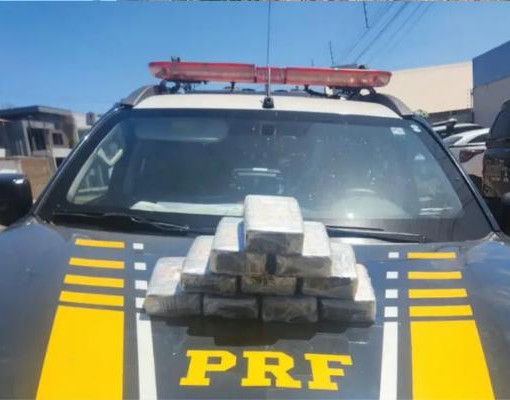 Homem tenta escapar de abordagem, abandona carro e é preso com drogas em Picos