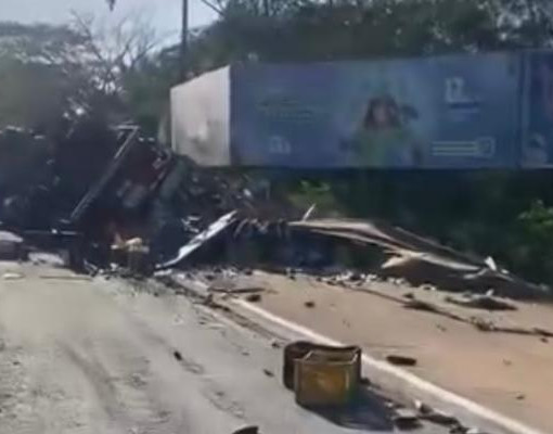Caminhão carregado com alimentos tomba em Timon e interdita Ponte Metálica
