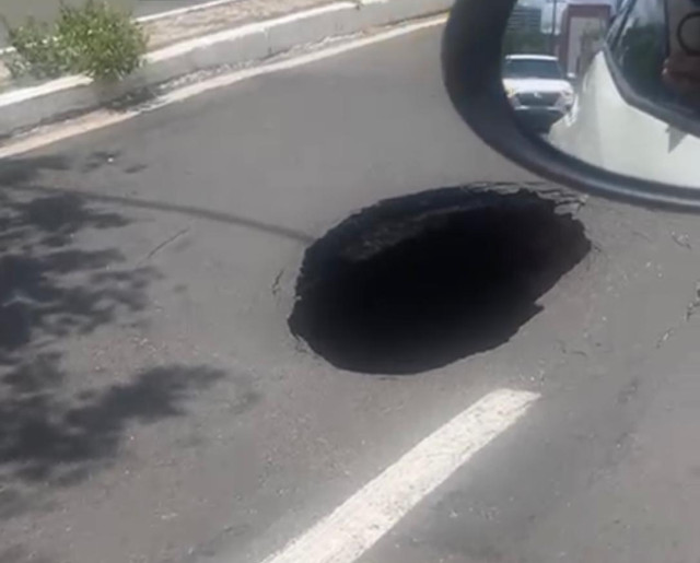 Cratera gigante assusta motoristas na avenida Jóquei Clube após chuvas
