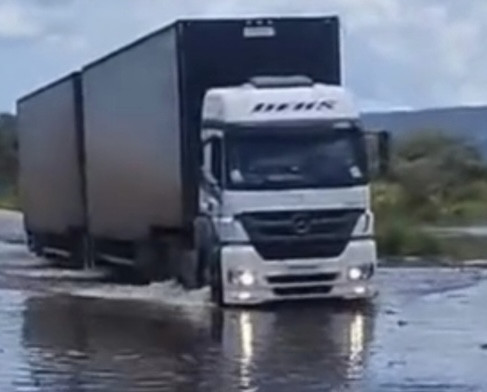 Rio Gurguéia sobe e invade trecho da BR-135 em Cristino Castro após fortes chuvas
