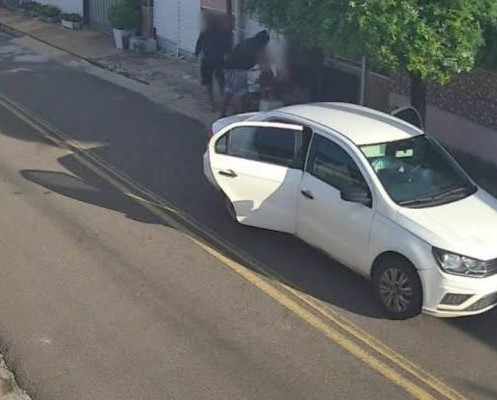 Criminosos que sequestraram motorista de app assaltam família em Teresina