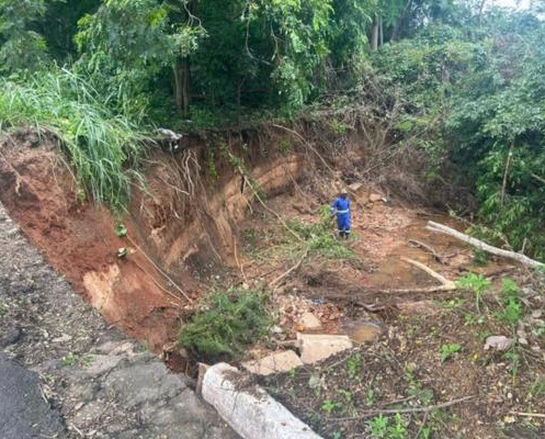 Cratera interdita faixa da Avenida Maranhão e altera trânsito em Teresina