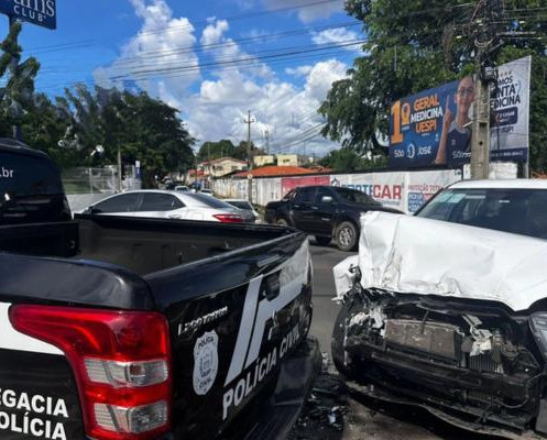 Viatura da Polícia Civil é atingida e deixa delegado ferido em Teresina