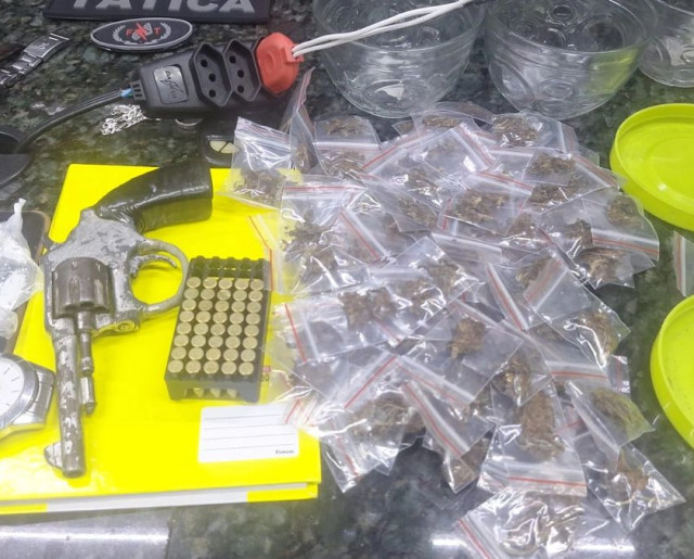Trio é preso com drogas e arma durante ação policial na zona Sudeste