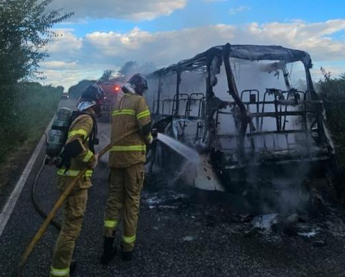 Incêndio destrói micro-ônibus na PI-116 próximo a Luís Correia
