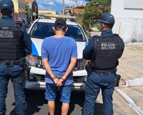 Homem suspeito de homicídio é preso pela PM em Pedro II