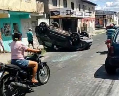Carro capota após motorista perder controle ao cruzar trilhos do metrô na zona Sudeste de Teresina
