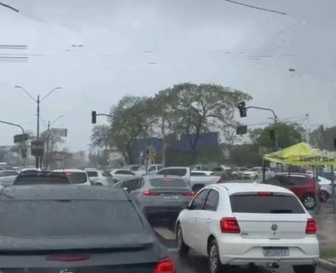 Chuvas intensas causam falhas em semáforos e lentidão no trânsito de Teresina