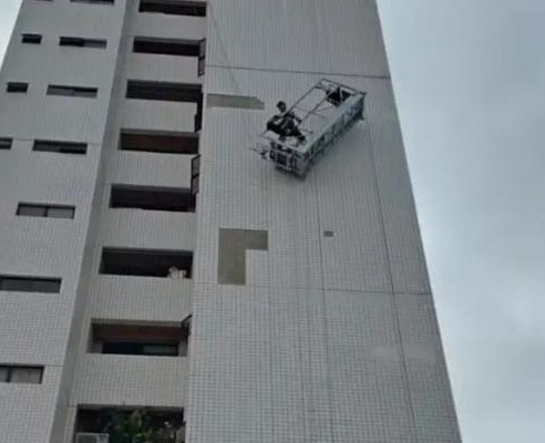 Trabalhador fica pendurado a 50 metros após falha de equipamentos em Teresina