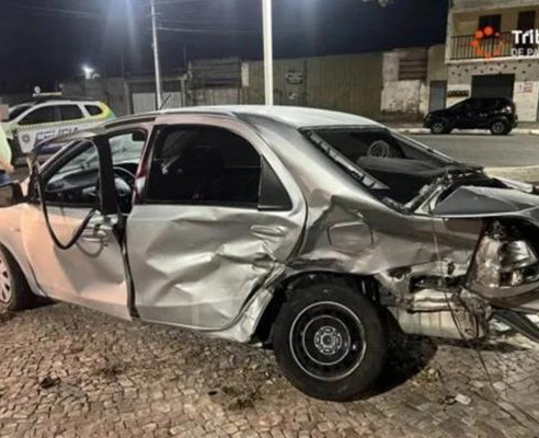 Acidente entre veículos lança carros em praça e deixa feridos em Parnaíba