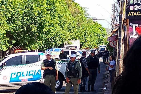 Mãe com quatro filhos é despejada e passa a viver em barraca após decisão judicial