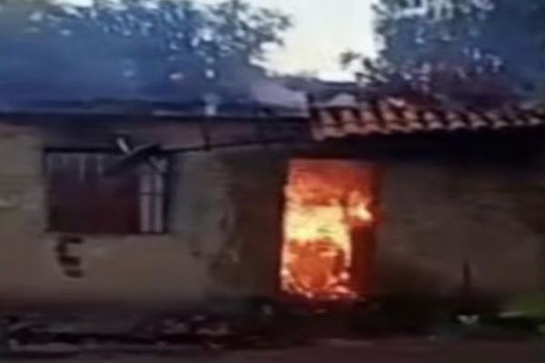 Casa é destruída por incêndio na cidade de Altos