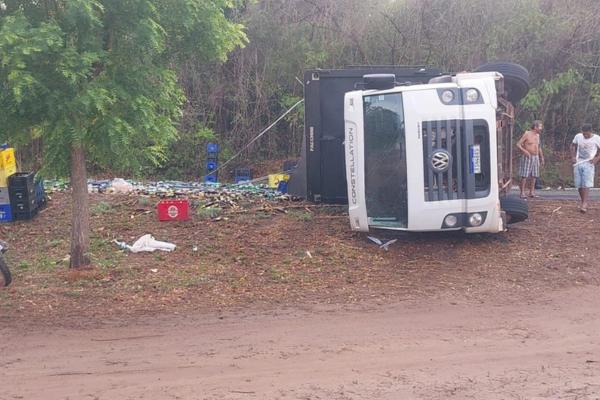 Caminhão com carga de cerveja tomba na PI-112 e bloqueia rodovia em União