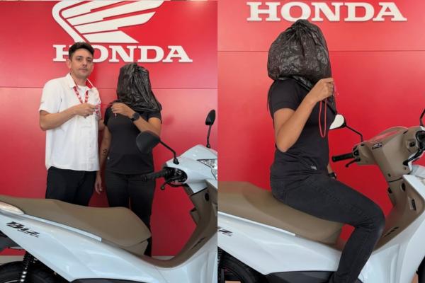 Vendedor da Honda viraliza ao registrar entrega de moto com cliente usando saco na cabeça