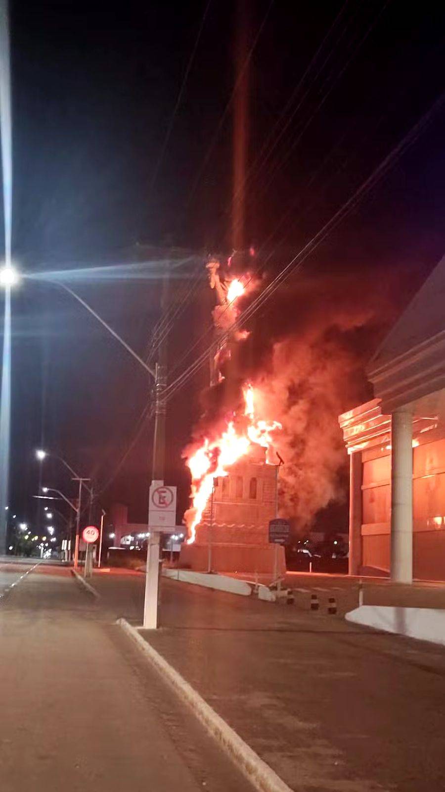 Estátua da Havan é incendiada em Porto Velho. VEJA VÍDEO