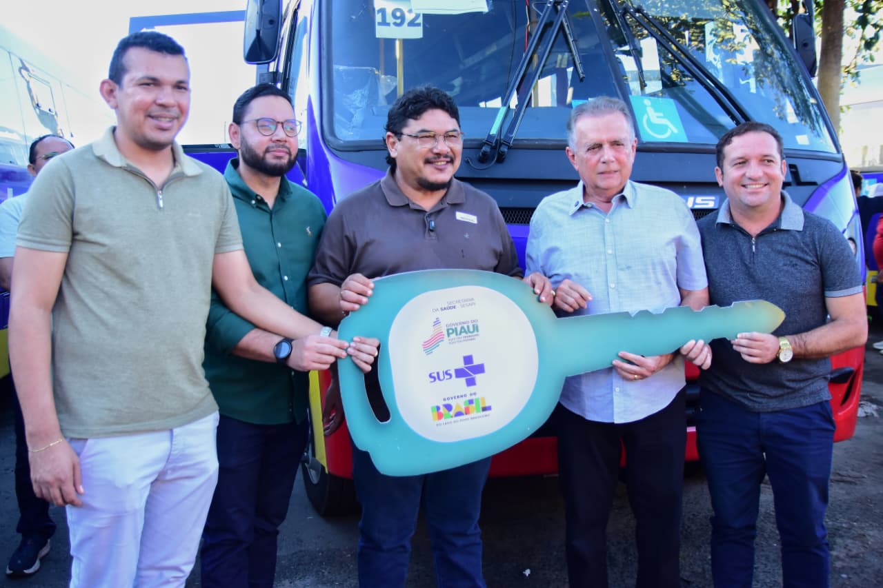 Flávio Nogueira participa de entrega de micro-ônibus do SUS para sete cidades do Piauí