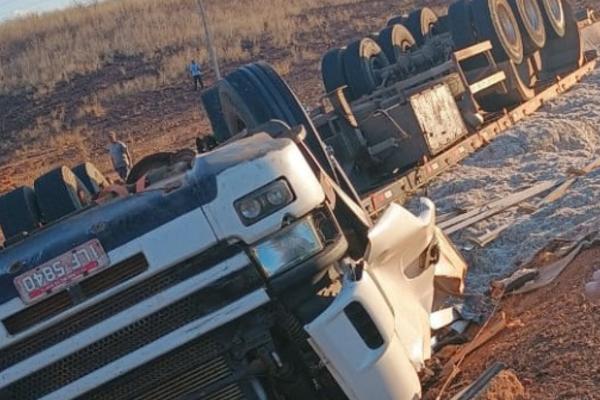 Condutor morre e passageira fica ferida após tombamento de carreta no Sul do Piauí
