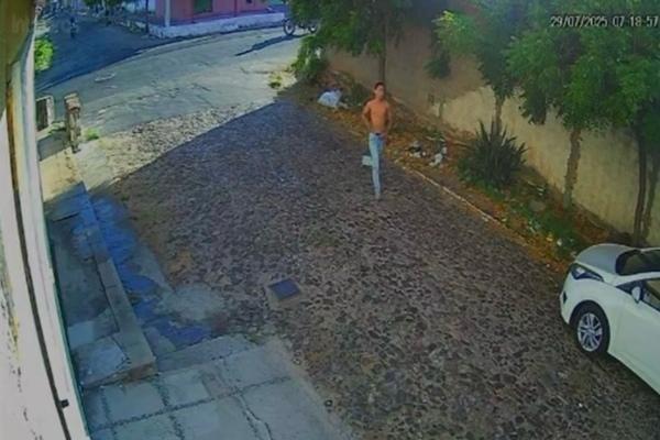 Câmera registra fuga de comparsa de jovem morto após tentativa de assalto em Parnaíba