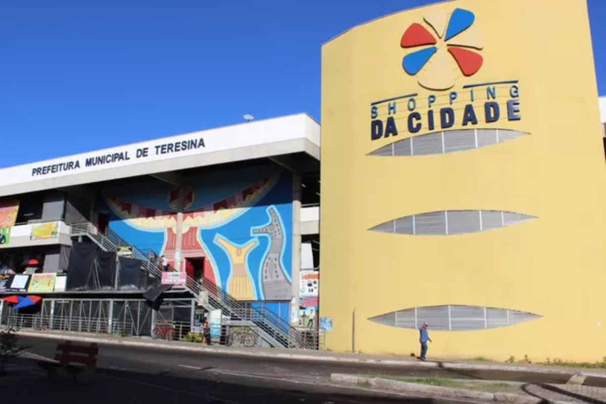 Incêndio atinge box no Shopping da Cidade no Centro de Teresina