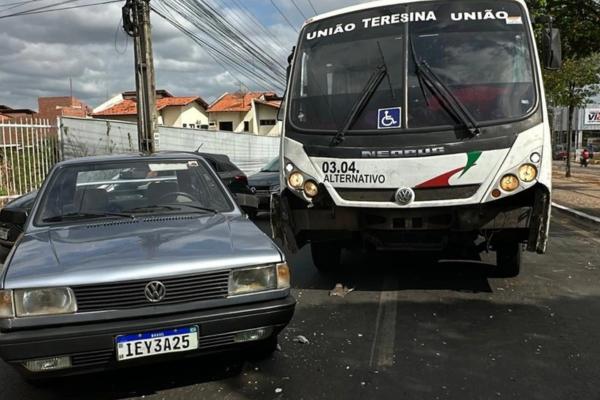 Batida entre micro-ônibus e carro deixa trânsito lento na Avenida Presidente Kennedy