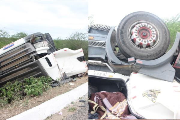Caminhoneiro morre preso às ferragens após sair da pista na BR-407, em Jaicós
