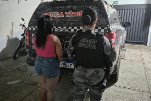 Mulher é presa após apreensão de drogas em residência na zona Norte