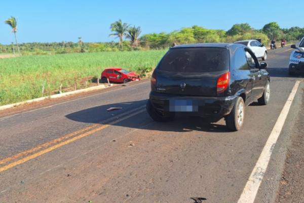 Duas pessoas ficam feridas após acidente com três carros em União