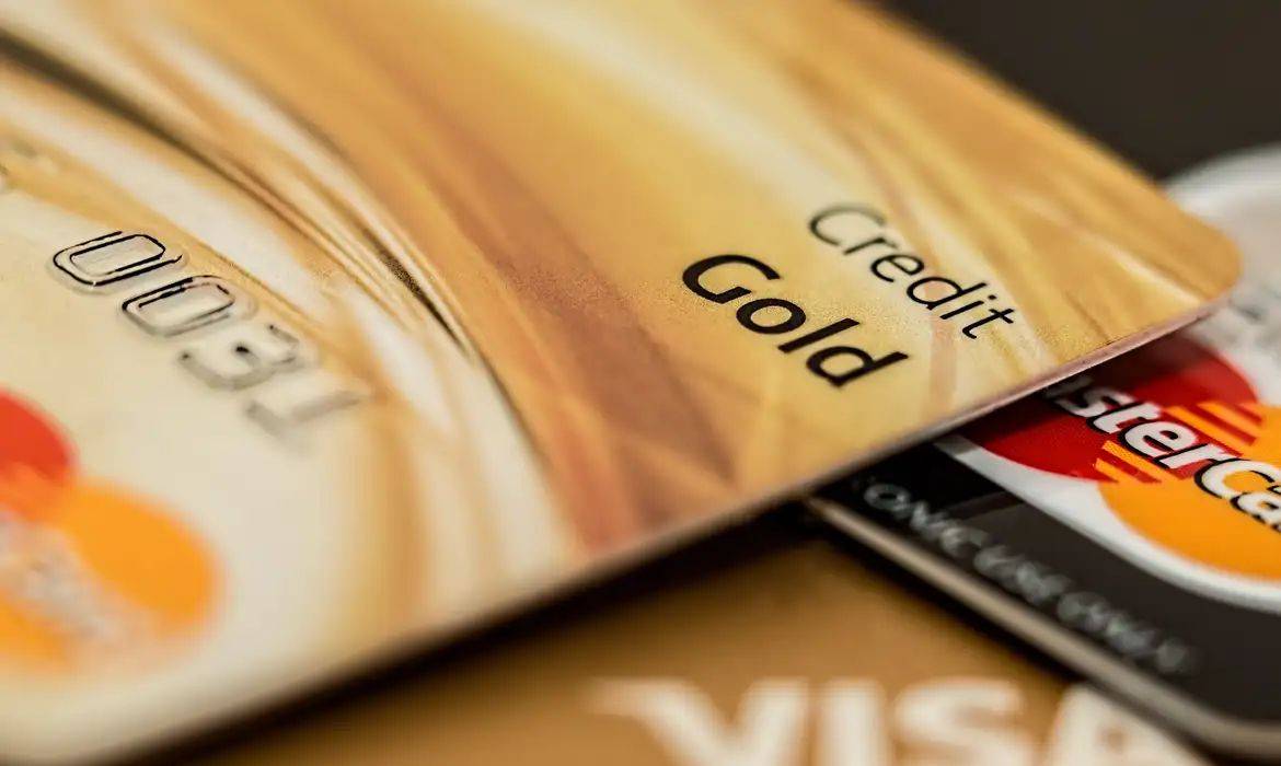 Limite de juros para cartão de crédito passa a valer nesta quarta-feira