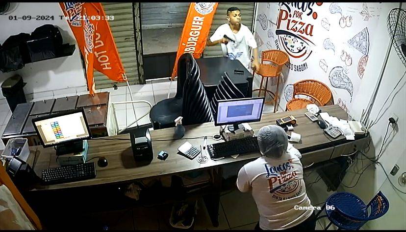 Homem armado invade pizzaria na zona sudeste de Teresina e leva dinheiro do caixa. Veja vídeo