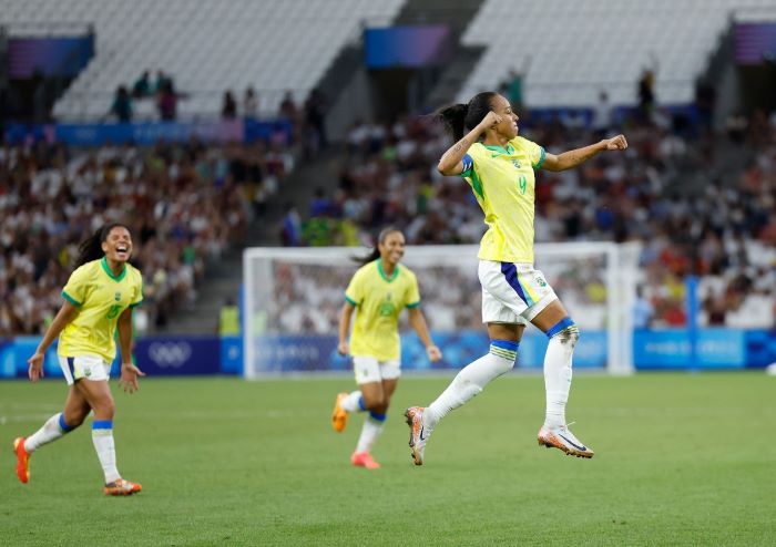 Piauiense Adriana Silva marca na semifinal olímpica e faz história no futebol feminino