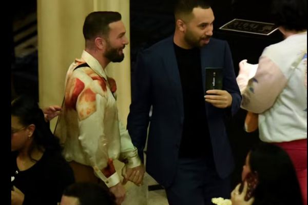 Novo casal? Gil do Vigor e Diego Hypolito aparecem de mãos dadas em estreia de Wicked