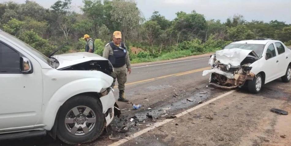 Colisão entre caminhonete e carro mata idosa e deixa 8 feridos em Teresina