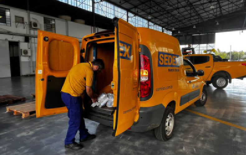 Criminosos armados levam carro dos Correios durante assalto na zona Norte de Teresina