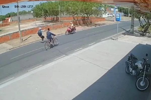 Idoso é derrubado e tem moto levada por dupla que foge com bicicleta nos braços
