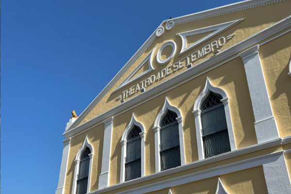 Theatro 4 de Setembro completa 131 anos com teatro, música e oficinas
