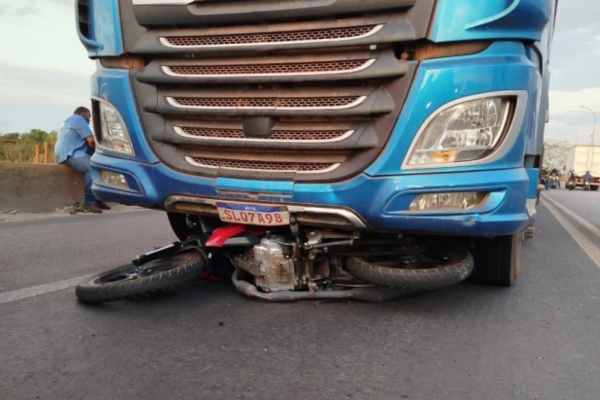 Motociclista morre após cair e ser atropelado por caminhão em ponte de Teresina