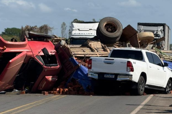 Caminhão com tijolos colide com carro do secretário de Cultura em Campo Maior