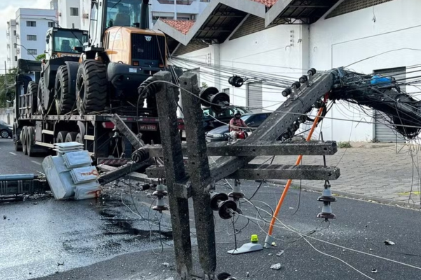 Caminhão com tratores derruba postes e deixa parte da Zona Sul de Teresina sem luz