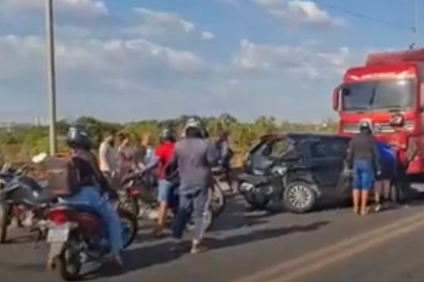 Colisão na Ponte Tancredo Neves deixa fisioterapeuta ferida e trava trânsito em Teresina