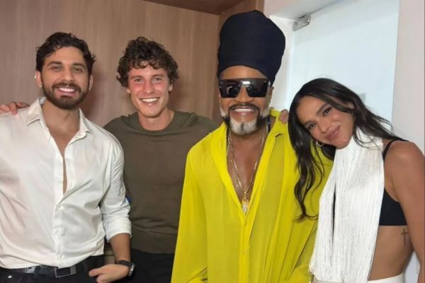 Gustavo Mioto posa com Shawn Mendes, Carlinhos Brown e Bruna Marquezine em encontro improvável e vir