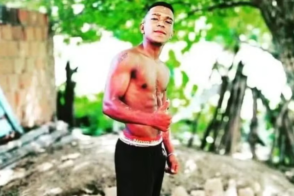 Jovem é morto a facadas após discussão por caixa de som e adolescente é apreendido