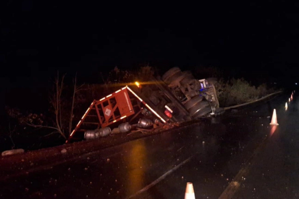 Caminhão com botijões tomba na BR-135 após motorista ser fechado por ônibus
