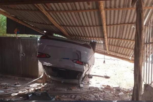 Carro capota e atinge bar às margens da PI-113 em Teresina