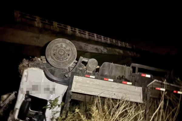 Caminhão cai de ponte na BR-407 e deixa dois feridos no interior do Piauí