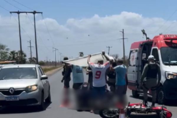 Motociclista e passageiro ficam gravemente feridos após choque com fio na PI-116