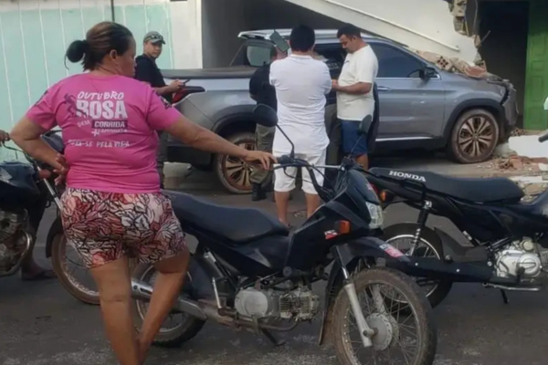Carro ligado à secretária de Cultura de Luzilândia atinge residência do vice-prefeito