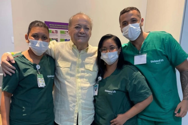 Após cinco dias internado, Sílvio Mendes deixa hospital