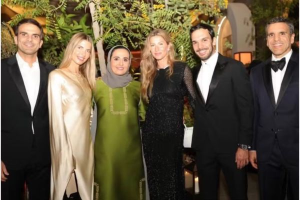 Gisele Bündchen faz rara aparição com o namorado e família dele em evento no Catar