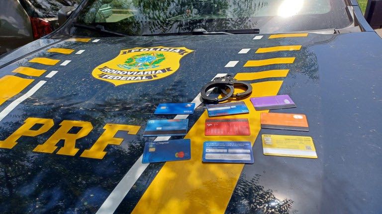 Dupla é presa com cartões e celulares após golpe contra idoso no Piauí