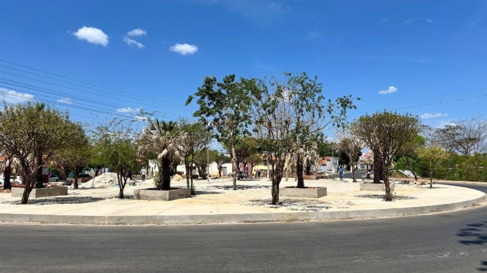 Obra em Esperantina melhora tráfego e paisagismo na rotatória do Cais